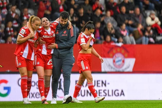 Glodis Viggosdottir (4 FC Bayern) stützt ihre Teamkollegin Sarah Zadrazil (25 FC Bayern) nach einem Foul beim Google Pixel Frauen Bundesligaspiel FC Bayern München - SC Freiburg am 23.09.2025. München FC Bayern Campus Bayern Deutschland