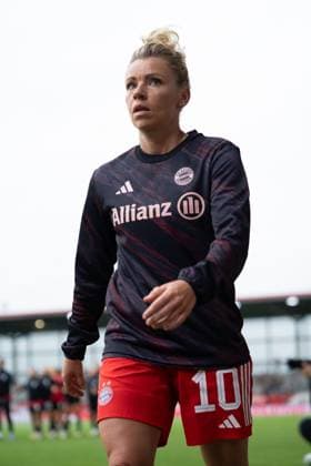 Linda Dallmann (10 FC Bayern) beim Google Pixel Frauen Bundesligaspiel FC Bayern München - SC Freiburg am 23.09.2025. München FC Bayern Campus Bayern Deutschland