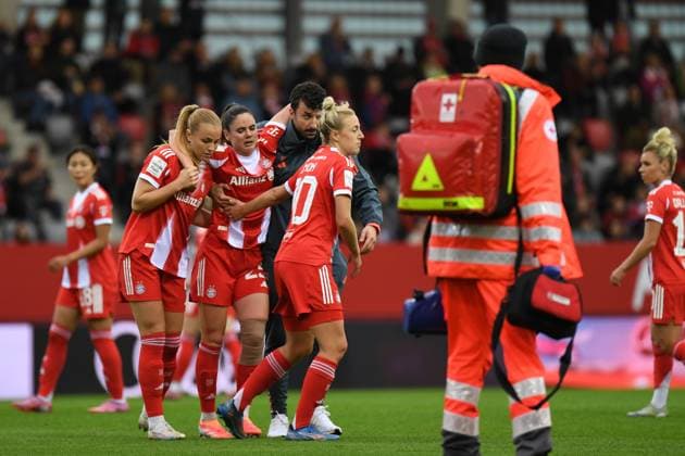 Glodis Viggosdottir (4 FC Bayern) stützt ihre Teamkollegin Sarah Zadrazil (25 FC Bayern) nach einem Foul beim Google Pixel Frauen Bundesligaspiel FC Bayern München - SC Freiburg am 23.09.2025. München FC Bayern Campus Bayern Deutschland