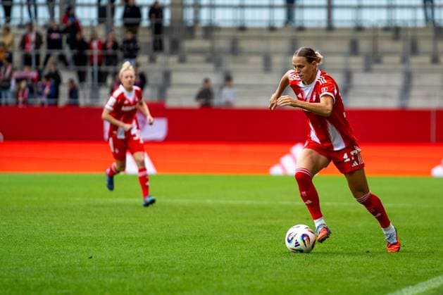 Klara Bühl (17 FC Bayern) in Aktion beim Google Pixel Frauen Bundesligaspiel FC Bayern München - SC Freiburg am 23.09.2025. München FC Bayern Campus Bayern Deutschland