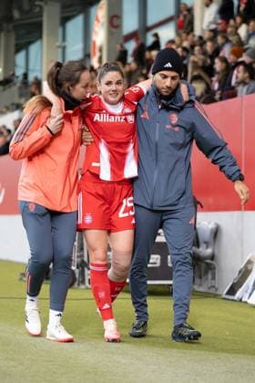 Sarah Zadrazil (25 FC Bayern) muss verletzt ausgewechselt werden beim Google Pixel Frauen Bundesligaspiel FC Bayern München - SC Freiburg am 23.09.2025. München FC Bayern Campus Bayern Deutschland