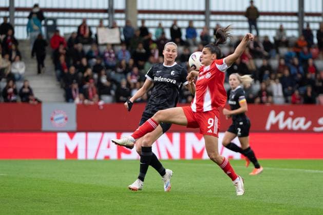 Jovana Damnjanovic (9 Bayern) in Aktion beim Google Pixel Frauen Bundesligaspiel FC Bayern München - SC Freiburg am 23.09.2025. München FC Bayern Campus Bayern Deutschland