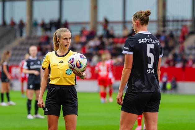 Davina Lutz (Schiedsrichterin) und Julia Stierli (5, SC Freiburg) beim Schiedsrichter-Ball beim Spiel zwischen FC Bayern München v SC Freiburg, Fußball, Frauen, Google Pixel Frauen-Bundesliga, 2025 2026, 4.Spieltag am 23.09.2025 in München, FC Bayern Campus. DFL and DFB regulations prohibit any use of photographs as image sequences and or quasi-video. Bayern Deutschland