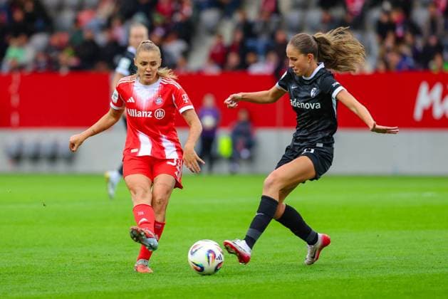 Georgia Stanway (31, FC Bayern München) und Maj Schneider (15, SC Freiburg) beim Spiel zwischen FC Bayern München v SC Freiburg, Fußball, Frauen, Google Pixel Frauen-Bundesliga, 2025 2026, 4.Spieltag am 23.09.2025 in München, FC Bayern Campus. DFL and DFB regulations prohibit any use of photographs as image sequences and or quasi-video. Bayern Deutschland
