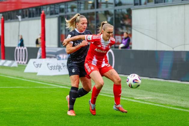 Georgia Stanway (31, FC Bayern München) und Lisa Karl (2, SC Freiburg) beim Spiel zwischen FC Bayern München v SC Freiburg, Fußball, Frauen, Google Pixel Frauen-Bundesliga, 2025 2026, 4.Spieltag am 23.09.2025 in München, FC Bayern Campus. DFL and DFB regulations prohibit any use of photographs as image sequences and or quasi-video. Bayern Deutschland