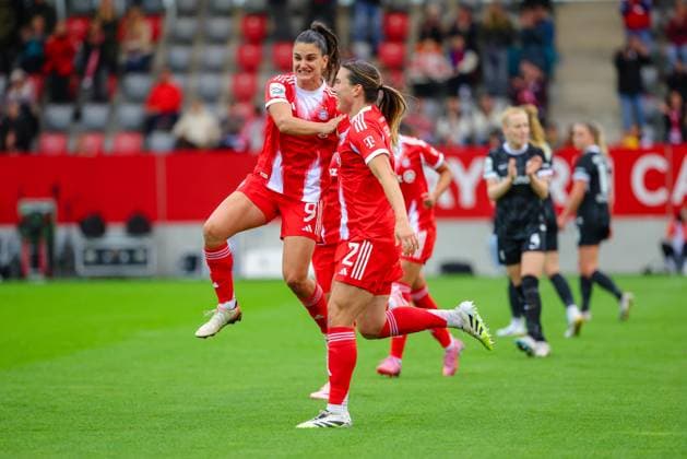Vanessa Gilles (2, FC Bayern München) und Jovana Damnjanovic (9, FC Bayern München) Tor zum 1 : 0 beim Spiel zwischen FC Bayern München v SC Freiburg, Fußball, Frauen, Google Pixel Frauen-Bundesliga, 2025 2026, 4.Spieltag am 23.09.2025 in München, FC Bayern Campus. DFL and DFB regulations prohibit any use of photographs as image sequences and or quasi-video. Bayern Deutschland