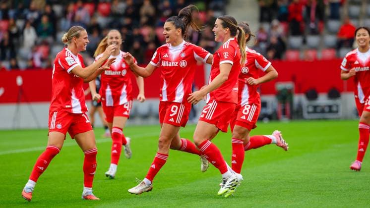 Klara Bühl (17, FC Bayern München), Jovana Damnjanovic (9, FC Bayern München), Vanessa Gilles (2, FC Bayern München) und Lena Oberdorf (8, FC Bayern München) Tor zum 1 : 0 beim Spiel zwischen FC Bayern München v SC Freiburg, Fußball, Frauen, Google Pixel Frauen-Bundesliga, 2025 2026, 4.Spieltag am 23.09.2025 in München, FC Bayern Campus. DFL and DFB regulations prohibit any use of photographs as image sequences and or quasi-video. Bayern Deutschland