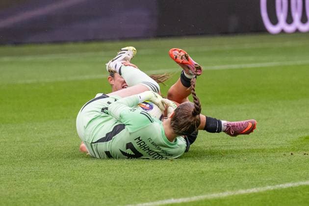 Zusammenstoss zwischen Ena Mahmutovic (Torfrau, FC Bayern Muenchen Frauen, 32) und Leela Egli (SC Freiburg Frauen, 20) FC Bayern Muenchen Frauen vs. SC Freiburg, Fussball, Google Pixel Frauen-Bundesliga, 4. Spieltag, Saison 2025 2026, 23.09.2025. (DFL DFB REGULATIONS PROHIBIT ANY USE OF PHOTOGRAPHS as IMAGE SEQUENCES and or QUASI-VIDEO). FC Bayern Muenchen Frauen vs. SC Freiburg, Fussball, Google Pixel Frauen-Bundesliga, 4. Spieltag, Saison 2025 2026, 23.09.2025. Muenchen Copyright: xEibner-Pressefoto HeikexFeinerx EP_HFR