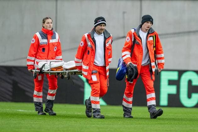 Die Sanitaeter muessen mit einer Trage zur verletzten Sarah Zadrazil (FC Bayern Muenchen Frauen, 25) - nicht im Bild - eilen FC Bayern Muenchen Frauen vs. SC Freiburg, Fussball, Google Pixel Frauen-Bundesliga, 4. Spieltag, Saison 2025 2026, 23.09.2025. (DFL DFB REGULATIONS PROHIBIT ANY USE OF PHOTOGRAPHS as IMAGE SEQUENCES and or QUASI-VIDEO). FC Bayern Muenchen Frauen vs. SC Freiburg, Fussball, Google Pixel Frauen-Bundesliga, 4. Spieltag, Saison 2025 2026, 23.09.2025. Muenchen Copyright: xEibner-Pressefoto HeikexFeinerx EP_HFR
