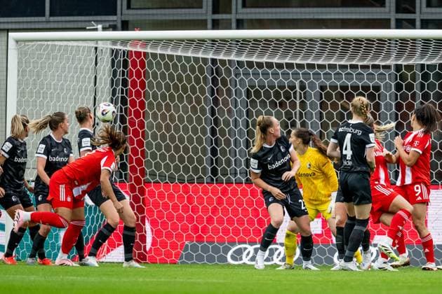 Die Freiburgerinnen koennen nur zusehen, wie der Kopfball von Vanessa Gilles (FC Bayern Muenchen Frauen, 02) - rechts neben Jovana Damnjanovic (FC Bayern Muenchen Frauen, 09) - den Weg ins Tor zum 1:0 findet FC Bayern Muenchen Frauen vs. SC Freiburg, Fussball, Google Pixel Frauen-Bundesliga, 4. Spieltag, Saison 2025 2026, 23.09.2025. (DFL DFB REGULATIONS PROHIBIT ANY USE OF PHOTOGRAPHS as IMAGE SEQUENCES and or QUASI-VIDEO). FC Bayern Muenchen Frauen vs. SC Freiburg, Fussball, Google Pixel Frauen-Bundesliga, 4. Spieltag, Saison 2025 2026, 23.09.2025. Muenchen Copyright: xEibner-Pressefoto HeikexFeinerx EP_HFR