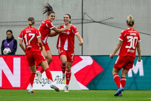 Die Muenchnerinnen bejubeln mit Vanessa Gilles (FC Bayern Muenchen Frauen, 02) deren Tor zum 1:0 FC Bayern Muenchen Frauen vs. SC Freiburg, Fussball, Google Pixel Frauen-Bundesliga, 4. Spieltag, Saison 2025 2026, 23.09.2025. (DFL DFB REGULATIONS PROHIBIT ANY USE OF PHOTOGRAPHS as IMAGE SEQUENCES and or QUASI-VIDEO). FC Bayern Muenchen Frauen vs. SC Freiburg, Fussball, Google Pixel Frauen-Bundesliga, 4. Spieltag, Saison 2025 2026, 23.09.2025. Muenchen Copyright: xEibner-Pressefoto HeikexFeinerx EP_HFR