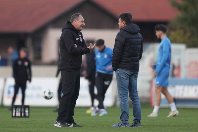 23.09.2025, xjcx, Herren, Fussball, Saison 2025 2026, Regionalliga Bayern, 9. Spieltag: TSV Aubstadt - FV Illertissen Holger Bachthaler (Cheftrainer, FV Illertissen) im Dialog mit Josef Francic (TSV Aubstadt) Sulzfeld Schulstadion Aubstadt Bayern Deutschland