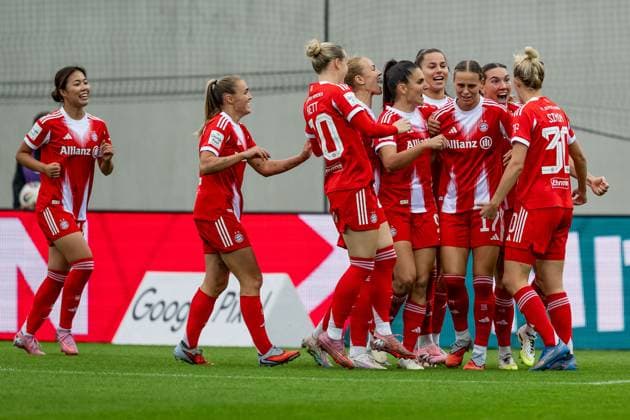 Die Muenchnerinnen bejubeln mit Vanessa Gilles (FC Bayern Muenchen Frauen, 02) deren Tor zum 1:0 FC Bayern Muenchen Frauen vs. SC Freiburg, Fussball, Google Pixel Frauen-Bundesliga, 4. Spieltag, Saison 2025 2026, 23.09.2025. (DFL DFB REGULATIONS PROHIBIT ANY USE OF PHOTOGRAPHS as IMAGE SEQUENCES and or QUASI-VIDEO). FC Bayern Muenchen Frauen vs. SC Freiburg, Fussball, Google Pixel Frauen-Bundesliga, 4. Spieltag, Saison 2025 2026, 23.09.2025. Muenchen Copyright: xEibner-Pressefoto HeikexFeinerx EP_HFR