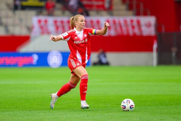 Glodis Perla Viggosdottir (4, FC Bayern München) beim Spiel zwischen FC Bayern München v SC Freiburg, Fußball, Frauen, Google Pixel Frauen-Bundesliga, 2025 2026, 4.Spieltag am 23.09.2025 in München, FC Bayern Campus. DFL and DFB regulations prohibit any use of photographs as image sequences and or quasi-video. Bayern Deutschland