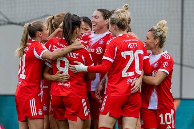 Die Muenchnerinnen bejubeln mit Vanessa Gilles (FC Bayern Muenchen Frauen, 02) deren Tor zum 1:0 FC Bayern Muenchen Frauen vs. SC Freiburg, Fussball, Google Pixel Frauen-Bundesliga, 4. Spieltag, Saison 2025 2026, 23.09.2025. (DFL DFB REGULATIONS PROHIBIT ANY USE OF PHOTOGRAPHS as IMAGE SEQUENCES and or QUASI-VIDEO). FC Bayern Muenchen Frauen vs. SC Freiburg, Fussball, Google Pixel Frauen-Bundesliga, 4. Spieltag, Saison 2025 2026, 23.09.2025. Muenchen Copyright: xEibner-Pressefoto HeikexFeinerx EP_HFR