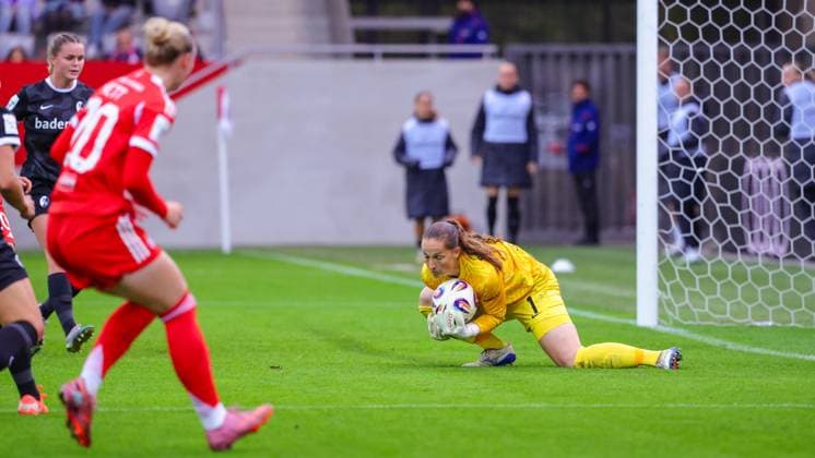 Laura Benkarth (1, SC Freiburg) Halt den Ball sicher beim Spiel zwischen FC Bayern München v SC Freiburg, Fußball, Frauen, Google Pixel Frauen-Bundesliga, 2025 2026, 4.Spieltag am 23.09.2025 in München, FC Bayern Campus. DFL and DFB regulations prohibit any use of photographs as image sequences and or quasi-video. Bayern Deutschland