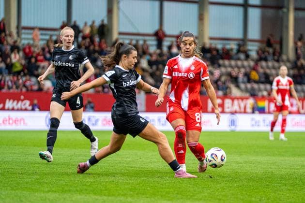 Selina Vobian (10 Freiburg) und Lena Oberdorf (8 Bayern) in Aktion beim Google Pixel Frauen Bundesligaspiel FC Bayern München - SC Freiburg am 23.09.2025. München FC Bayern Campus Bayern Deutschland