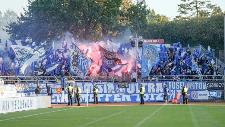 23.09.2025, Marschweg Stadion, Oldenburg, GER, Niedersachsenpokal-Viertelfinale: VfB Oldenburg vs SV Meppen, Fahnen und Bengalos bei den SVM-Fans DFL REGULATIONS PROHIBIT ANY USE OF PHOTOGRAPHS AS IMAGE SEQUENCES AND OR QUASI-VIDEO. Oldenburg Niedersachsen Deutschland Marschweg Stadion