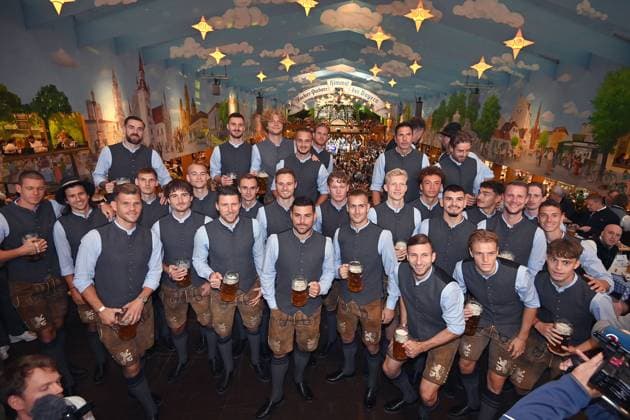 Teamfoto,Team,Mannschaft,Mannschaftsfoto auf der Empore. TSV 1860 Muenchen auf dem 190. Oktoberfest 2025 am 23.09.2025 im Hacker Festzelt.