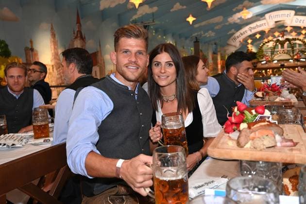 Florian NIEDERLECHNER (TSV 1860 Muenchen) mit seiner Partnerin Melanie. TSV 1860 Muenchen auf dem 190. Oktoberfest 2025 am 23.09.2025 im Hacker Festzelt.