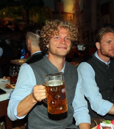 Fussball, Herren, 3.Liga, Saison 2025 2026, TSV 1860 München, offizieller Wiesnbesuch, Hacker-Festzelt Jesper Verlaat (TSV 1860 München) mit Masskrug