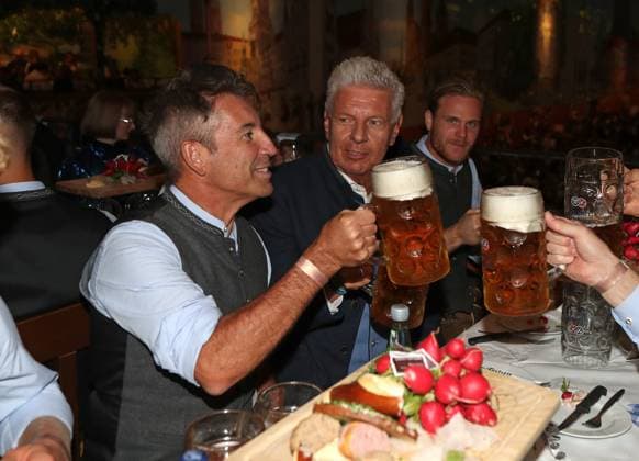 Fussball, Herren, 3.Liga, Saison 2025 2026, TSV 1860 München, offizieller Wiesnbesuch, Hacker-Festzelt Gernot Mang, Präsident (TSV 1860 München) (li.) stösst mit Oberbürgermeister Dieter Reiter (re.) an