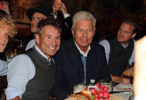 Fussball, Herren, 3.Liga, Saison 2025 2026, TSV 1860 München, offizieller Wiesnbesuch, Hacker-Festzelt Gernot Mang, Präsident (TSV 1860 München) (li.) mit OB Dieter Reiter