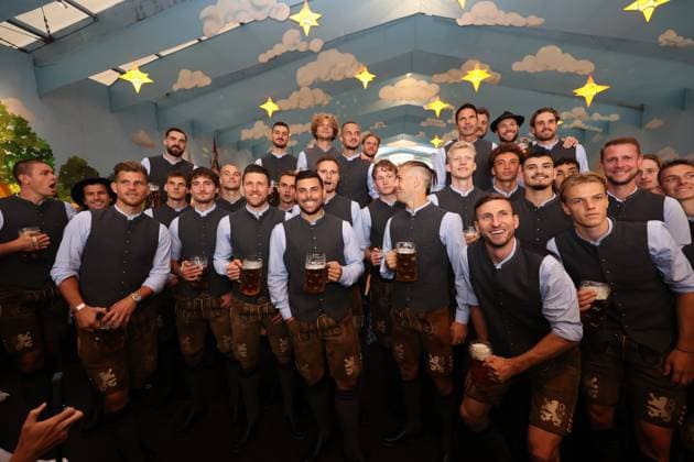 Fussball, Herren, 3.Liga, Saison 2025 2026, TSV 1860 München, offizieller Wiesnbesuch, Hacker-Festzelt Die Mannschaft des TSV 1860 München zusammen auf der Empore