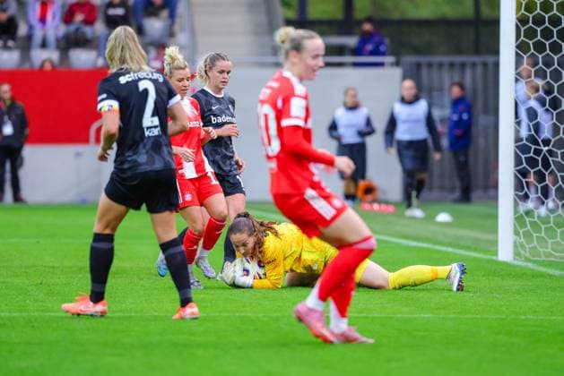 Laura Benkarth (1, SC Freiburg) vor Linda Dallmann (10, FC Bayern München) beim Spiel zwischen FC Bayern München v SC Freiburg, Fußball, Frauen, Google Pixel Frauen-Bundesliga, 2025 2026, 4.Spieltag am 23.09.2025 in München, FC Bayern Campus. DFL and DFB regulations prohibit any use of photographs as image sequences and or quasi-video. Bayern Deutschland