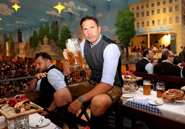 Fussball, Herren, 3.Liga, Saison 2025 2026, TSV 1860 München, offizieller Wiesnbesuch, Hacker-Festzelt Patrick Glöckner Gloeckner, Trainer (TSV 1860 München) mit Masskrug, Prost