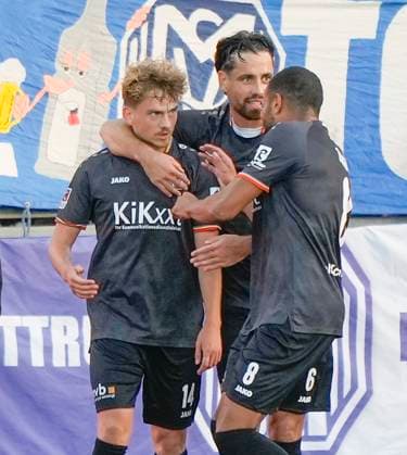 23.09.2025, Marschweg Stadion, Oldenburg, GER, Niedersachsenpokal-Viertelfinale: VfB Oldenburg vs SV Meppen, SVM-Torjubel mit Thorben Deters (SV Meppen 14) DFL REGULATIONS PROHIBIT ANY USE OF PHOTOGRAPHS AS IMAGE SEQUENCES AND OR QUASI-VIDEO. Oldenburg Niedersachsen Deutschland Marschweg Stadion