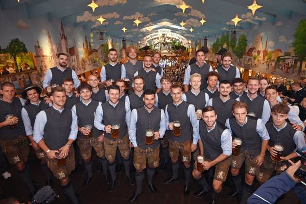 Teamfoto,Team,Mannschaft,Mannschaftsfoto auf der Empore. TSV 1860 Muenchen auf dem 190. Oktoberfest 2025 am 23.09.2025 im Hacker Festzelt.
