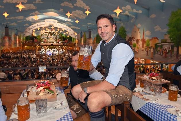 Patrick GLOECKNER (Trainer 1860) mt Masskrug,Mass Bier. TSV 1860 Muenchen auf dem 190. Oktoberfest 2025 am 23.09.2025 im Hacker Festzelt.