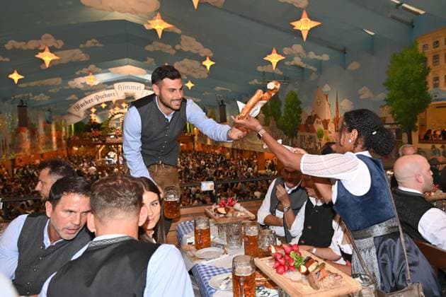 Kevin VOLLAND (TSV 1860 Muenchen), li:Patrick GLOECKNER (Trainer 1860). TSV 1860 Muenchen auf dem 190. Oktoberfest 2025 am 23.09.2025 im Hacker Festzelt.
