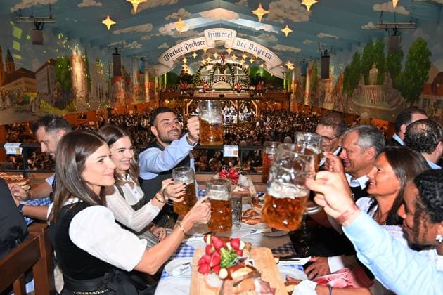 Kevin VOLLAND (TSV 1860 Muenchen3.v.li). TSV 1860 Muenchen auf dem 190. Oktoberfest 2025 am 23.09.2025 im Hacker Festzelt.
