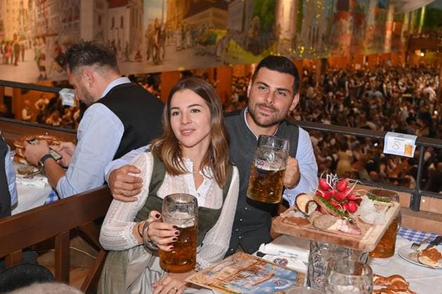 Kevin VOLLAND (TSV 1860 Muenchen) mit seiner Ehefrau Katja. TSV 1860 Muenchen auf dem 190. Oktoberfest 2025 am 23.09.2025 im Hacker Festzelt.