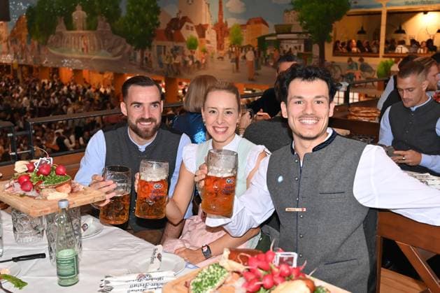 Morris SCHROETER mit Partnerin, TSV 1860 Muenchen auf dem 190. Oktoberfest 2025 am 23.09.2025 im Hacker Festzelt.