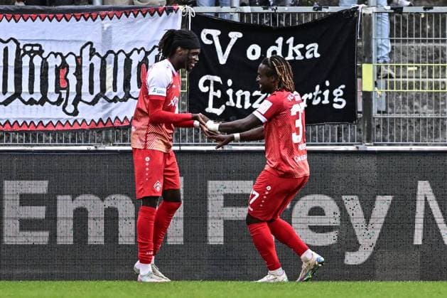 Wuerzburger Kickers gegen TSV Schwaben Augsburg, Wuerzburg, 23.09.2025 Cherif Cisse (Wuerzburger Kickers 11) und Eliot Muteba (Wuerzburger Kickers 37) jubeln, Wuerzburg, 23.09.2025 - 10. Spieltag der Regionalliga Bayern, Wuerzburger Kickers gegen TSV Schwaben Augsburg, Wuerzburg Akon Arena Copyright: xBEAUTIFULxSPORTS Märklx