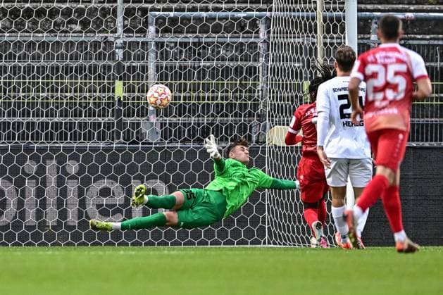 Wuerzburger Kickers gegen TSV Schwaben Augsburg, Wuerzburg, 23.09.2025 Maximilian Reil (TSV Schwaben Augsburg, 35) hat keine.Chance gegen Cherif Cisse (Wuerzburger Kickers 11) 1:0 , Wuerzburg, 23.09.2025 - 10. Spieltag der Regionalliga Bayern, Wuerzburger Kickers gegen TSV Schwaben Augsburg, Wuerzburg Akon Arena Copyright: xBEAUTIFULxSPORTS Märklx