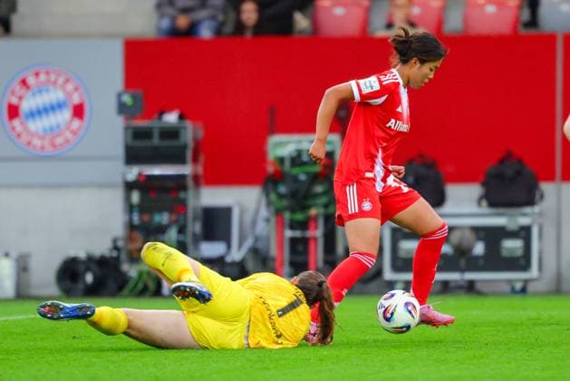 Momoko Tanikawa (18, FC Bayern München) und Laura Benkarth (1, SC Freiburg) beim Spiel zwischen FC Bayern München v SC Freiburg, Fußball, Frauen, Google Pixel Frauen-Bundesliga, 2025 2026, 4.Spieltag am 23.09.2025 in München, FC Bayern Campus. DFL and DFB regulations prohibit any use of photographs as image sequences and or quasi-video. Bayern Deutschland