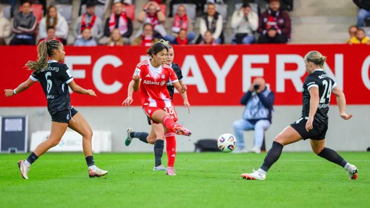 Momoko Tanikawa (18, FC Bayern München) und Ingibjörg Sigurdardottir (24, SC Freiburg) beim Spiel zwischen FC Bayern München v SC Freiburg, Fußball, Frauen, Google Pixel Frauen-Bundesliga, 2025 2026, 4.Spieltag am 23.09.2025 in München, FC Bayern Campus. DFL and DFB regulations prohibit any use of photographs as image sequences and or quasi-video. Bayern Deutschland
