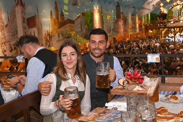 Kevin VOLLAND (TSV 1860 Muenchen) mit seiner Ehefrau Katja. TSV 1860 Muenchen auf dem 190. Oktoberfest 2025 am 23.09.2025 im Hacker Festzelt.