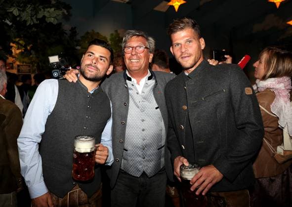 Fussball, Herren, 3.Liga, Saison 2025 2026, TSV 1860 München, offizieller Wiesnbesuch, Hacker-Festzelt Florian Niederlechner (TSV 1860 München) mit dem ehemaligen Stadionsprecher Stefan Schneider und Florian Niederlechner (TSV 1860 München) (v.l.n.r)