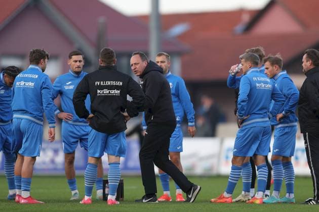 23.09.2025, xjcx, Herren, Fussball, Saison 2025 2026, Regionalliga Bayern, 9. Spieltag: TSV Aubstadt - FV Illertissen Holger Bachthaler (Cheftrainer, FV Illertissen) spricht zum Team vor dem Spiel Sulzfeld Schulstadion Aubstadt Bayern Deutschland