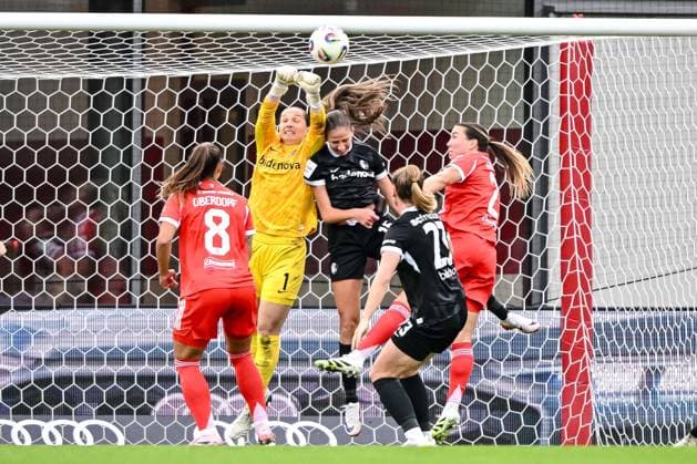 Muenchen, Deutschland, 23.09.25: Lena Oberdorf (FC Bayern München), Torwart Laura Benkarth (SC Freiburg), Maj Schneider (SC Freiburg), Luca Birkholz (SC Freiburg) und Vanessa Gilles (FC Bayern München) im Zweikampf waehrend des Google Pixel Frauen-Bundesliga - Spiels zwischen dem FC Bayern Muenchen vs SC Freiburg in der FC Bayern Campus am 23. September 2025 in Muenchen, Deutschland. (Foto von Harry Langer DeFodi Images) Muenchen, Germany, 23.09.25: Lena Oberdorf (FC Bayern München), Torwart Laura Benkarth (SC Freiburg), Maj Schneider (SC Freiburg), Luca Birkholz (SC Freiburg) und Vanessa Gilles (FC Bayern München) battle for the ball during the Google Pixel Frauen-Bundesliga - match between FC Bayern Muenchen vs SC Freiburg at FC Bayern Campus on September 23, 2025 in Muenchen, Germany. (Photo by Harry Langer DeFodi Images) DFB DFL REGULATIONS PROHIBIT ANY USE OF PHOTOGRAPHS AS IMAGE SEQUENCES AND OR QUASI-VIDEO. (Photo by Harry Langer DeFodi Images) DFB DFL REGULATIONS PROHIBIT ANY USE OF PHOTOGRAPHS AS IMAGE SEQUENCES AND OR QUASI-VIDEO. Muenchen, Germany, September 23, 2025 Lena Oberdorf FC Bayern München , goalkeeper Laura Benkarth SC Freiburg , Maj Schneider SC Freiburg , Luca Birkholz SC Freiburg and Vanessa Gilles FC Bayern München battle for the ball during the Google Pixel Frauen Bundesliga match between FC Bayern Muenchen vs SC Freiburg at FC Bayern Campus on September 23, 2025 in Muenchen, Germany Photo by Harry Langer DeFodi Images Muenchen, Germany, September 23, 2025 Lena Oberdorf FC Bayern München , goalkeeper Laura Benkarth SC Freiburg , Maj Schneider SC Freiburg , Luca Birkholz SC Freiburg and Vanessa Gilles FC Bayern München battle for the ball during the Google Pixel Frauen Bundesliga match between FC Bayern Muenchen vs SC Freiburg at FC Bayern Campus on September 23, 2025 in Muenchen, Germany Photo by Harry Langer DeFodi Images DFB DFL REGULATIONS PROHIBIT ANY USE OF PHOTOGRAPHS AS IMAGE SEQUENCES AND OR QUASI VIDEO Photo by Harry Langer DeFodi Images DFB DFL REGULATIONS PROHIBIT ANY USE OF PHOTOGRAPHS AS IMAGE SEQUENCES AND OR QUASI VIDEO