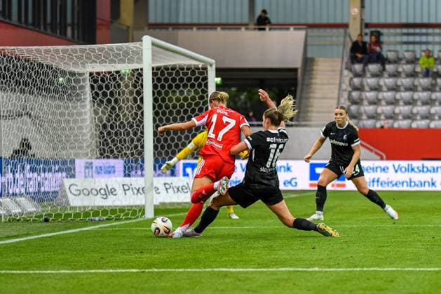 Klara Bühl (17 FC Bayern) und Greta Stegemann (16 Freiburg) in Aktion beim Google Pixel Frauen Bundesligaspiel FC Bayern München - SC Freiburg am 23.09.2025. München FC Bayern Campus Bayern Deutschland