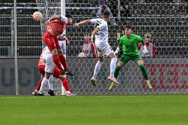 Wuerzburger Kickers gegen TSV Schwaben Augsburg, Wuerzburg, 23.09.2025 Peter Kurzweg (Wuerzburger Kickers 16) beim Kopfball vor dem Tor von Maximilian Reil (TSV Schwaben Augsburg, 35) , Wuerzburg, 23.09.2025 - 10. Spieltag der Regionalliga Bayern, Wuerzburger Kickers gegen TSV Schwaben Augsburg, Wuerzburg Akon Arena Copyright: xBEAUTIFULxSPORTS Märklx