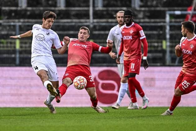 Wuerzburger Kickers gegen TSV Schwaben Augsburg, Wuerzburg, 23.09.2025 Tim Kraus (Wuerzburger Kickers 31) gegen Odin Redier (TSV Schwaben Augsburg, 4) , Wuerzburg, 23.09.2025 - 10. Spieltag der Regionalliga Bayern, Wuerzburger Kickers gegen TSV Schwaben Augsburg, Wuerzburg Akon Arena Copyright: xBEAUTIFULxSPORTS Märklx
