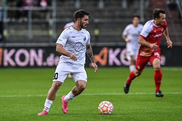 Wuerzburger Kickers gegen TSV Schwaben Augsburg, Wuerzburg, 23.09.2025 Levis Schaber (TSV Schwaben Augsburg, 30) , Wuerzburg, 23.09.2025 - 10. Spieltag der Regionalliga Bayern, Wuerzburger Kickers gegen TSV Schwaben Augsburg, Wuerzburg Akon Arena Copyright: xBEAUTIFULxSPORTS Märklx
