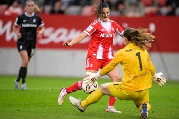 Fußball, Google Pixel Frauen Bundesliga, 20250923, FC Bayern München - SC Freiburg. Im Bild v.l. Jovana DAMNJANOVIC (Bayern, 9) scheitert, Torhüterin LEA LINSLER (Freiburg, 1). München FC Bayern Campus Bayern Deutschland Copyright: Passion2Press MarkusxFischerx